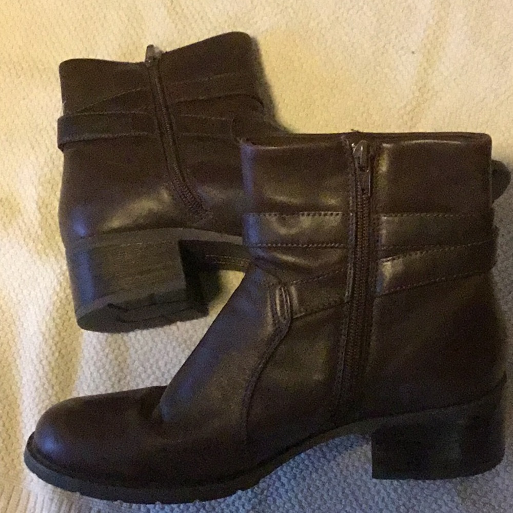 Elegant Leather Brown Ankle Boots - Picture 3 of 6